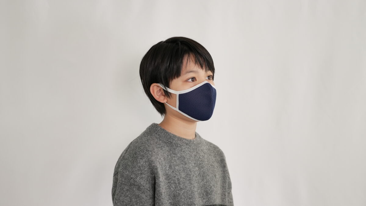 深田縫製3D立体布マスクネイビーをつけた男の子の横顔