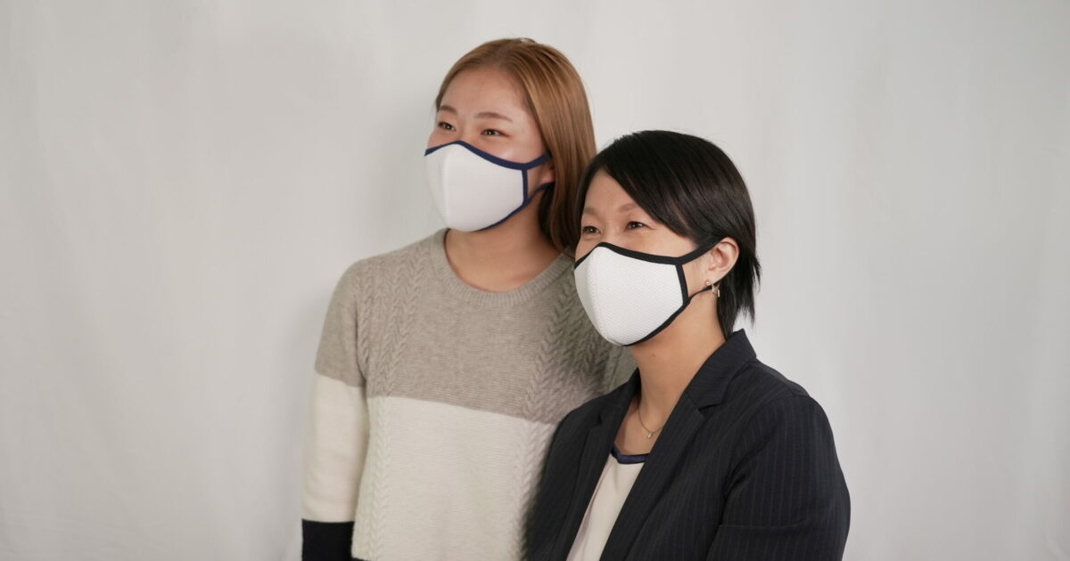深田縫製3D立体布マスクホワイトをつけた女性二人