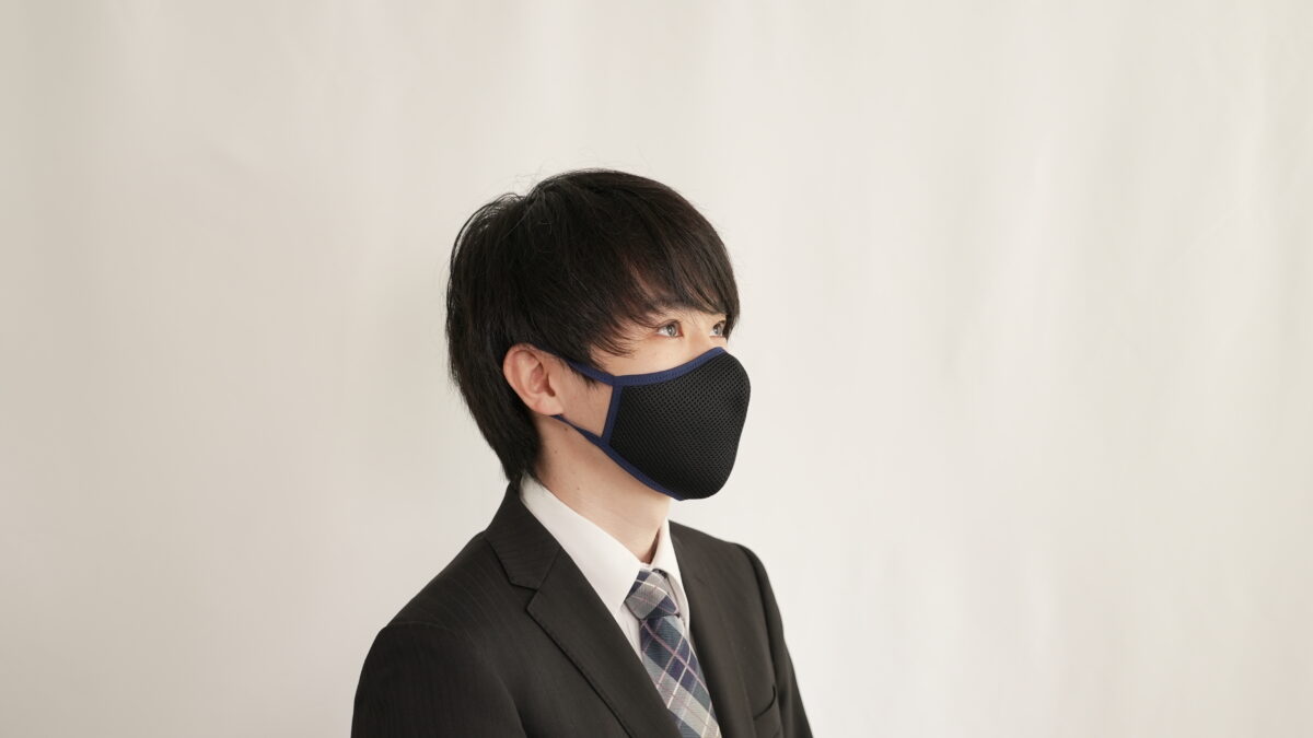 深田縫製3D立体布マスクブラックをつけた男性の横顔