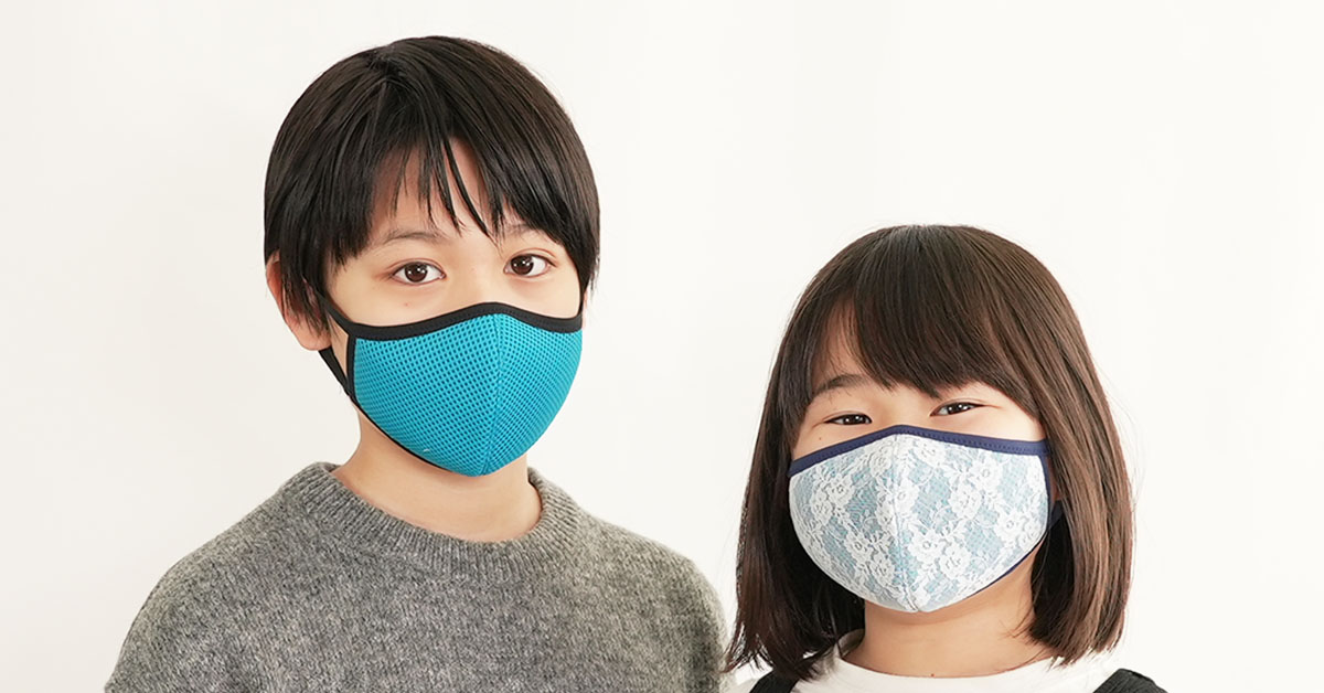 深田縫製の3D立体布マスクを着用した男の子と女の子